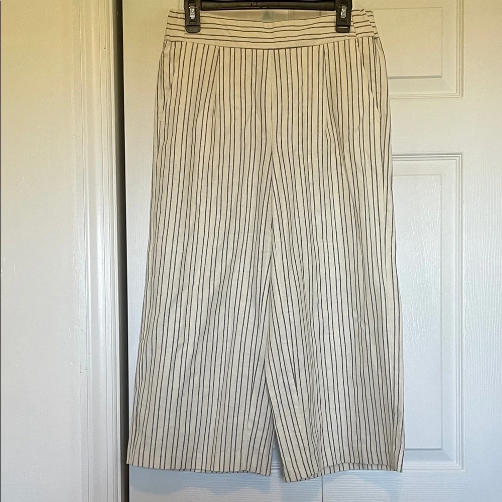 Women’s S Apt. 9 cream/blue vertical stripe 53% linen 2% spandex wide leg capris